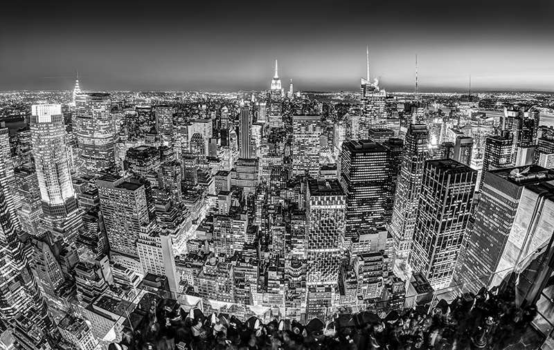 New York, panoramica bianco e nero “Fish Eye” al crepuscolo del centro di Manhattan con l'Empire State Building illuminato e altri grattacieli. Carta da parati New York